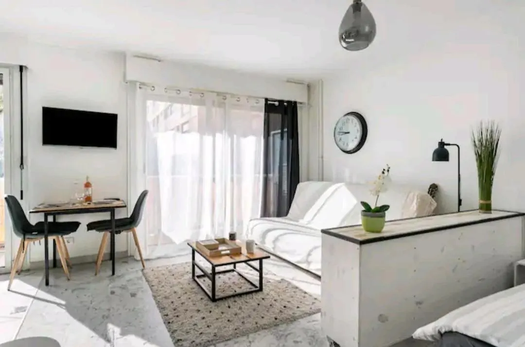 Appartement Design loft Studio 4 places piscine et parking Vallauris