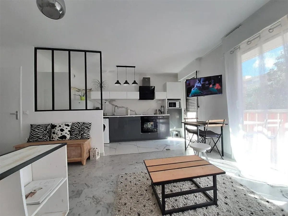 Appartement Design loft Studio 4 places piscine et parking Vallauris France